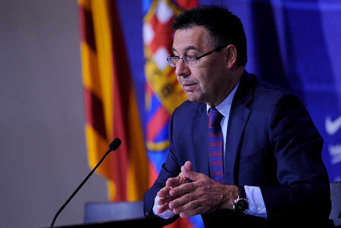Chủ tịch Barcelona bị cổ động viên biểu tình đòi từ chức